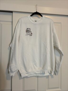 Vintage BMW M3 E30 Gildan White Men’s Crewneck Graphic Sweatshirt